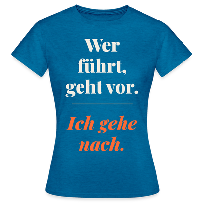Wer führt, geht vor. Ich gehe nach. Motiv-T-Shirt für Frauen, Farbe Antikblaues Saphir meliert