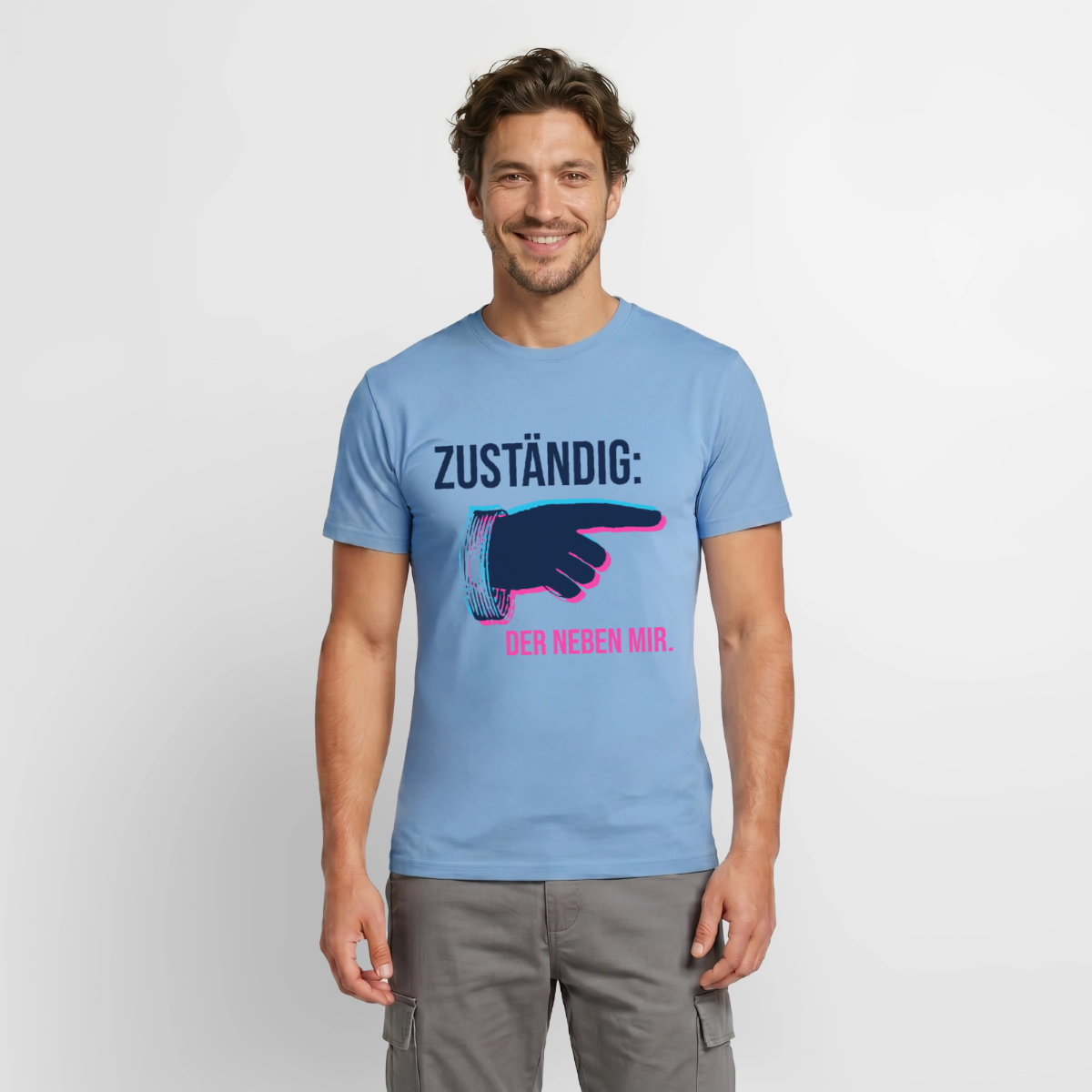 Zuständig: der neben mir. Glitch-Motiv Motiv-T-Shirt für Männer, Farbe Carolina Blue, Model
