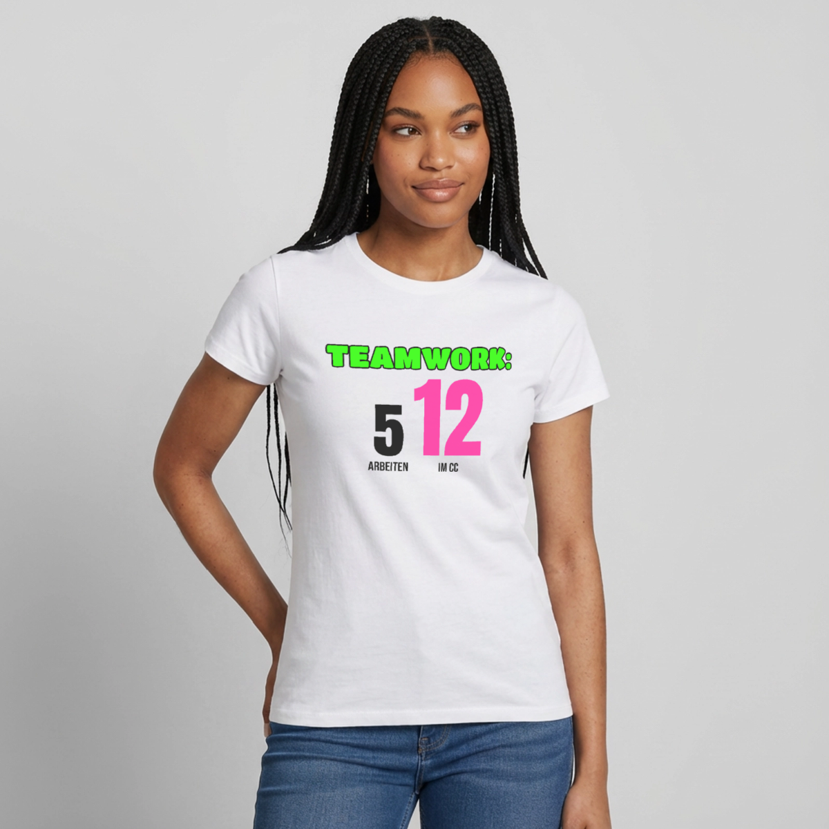 "Teamwork: 5 arbeiten, 12 im CC" Motiv-T-Shirt für Frauen, Farbe Weiß