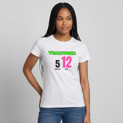 "Teamwork: 5 arbeiten, 12 im CC" Motiv-T-Shirt für Frauen, Farbe Weiß