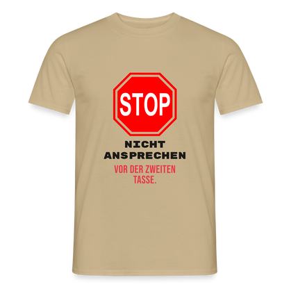 "Nicht ansprechen vor der zweiten Tasse." Motiv-T-Shirt für Männer, Farbe Sandbeige