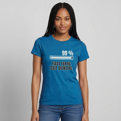 "99 % fast fertig. Seit Dienstag." Motiv-T-Shirt für Frauen, Farbe Antikblaues Saphir meliert