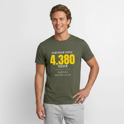 "Gemeinsam durch 4.380 Tassen" Motiv-T-Shirt für Männer, Farbe Militärgrün