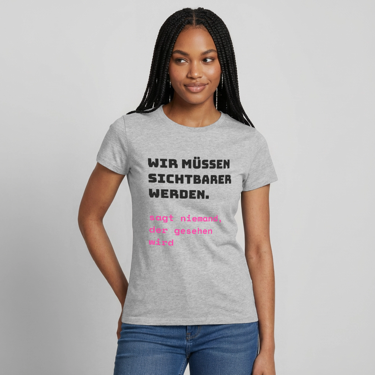 Wir müssen sichtbarer werden. Sagt niemand, der gesehen wird. Motiv-T-Shirt für Frauen, Farbe Grau meliert, Model