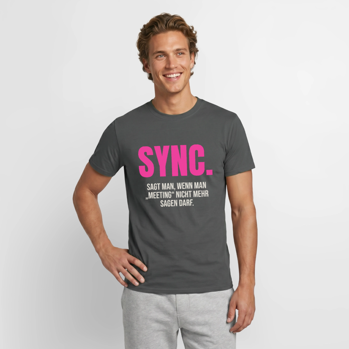 "Sync: sagt man, wenn man Meeting nicht mehr sagen darf." Motiv-T-Shirt für Männer, Farbe Anthrazit
