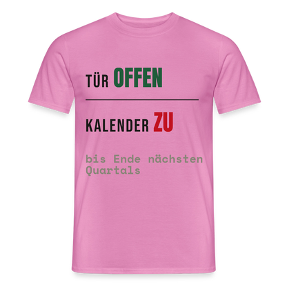 Tür offen. Kalender zu. Motiv-T-Shirt für Männer, Farbe Pink