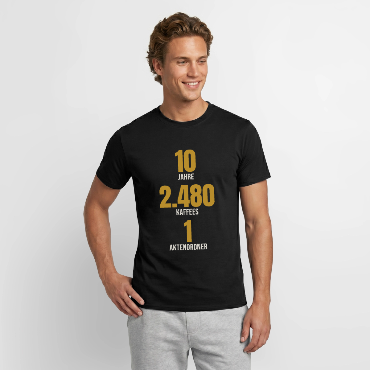 10 Jahre, 2.480 Kaffees, 1 Aktenordner Motiv-T-Shirt für Männer, Farbe Schwarz, Model