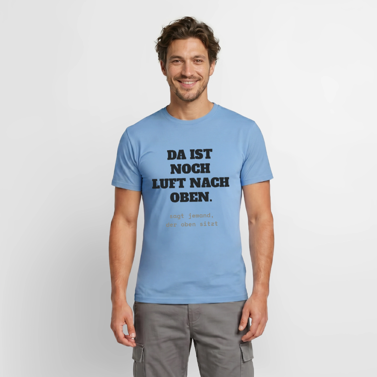 Da ist noch Luft nach oben Motiv-T-Shirt für Männer, Farbe Carolina Blue, Model