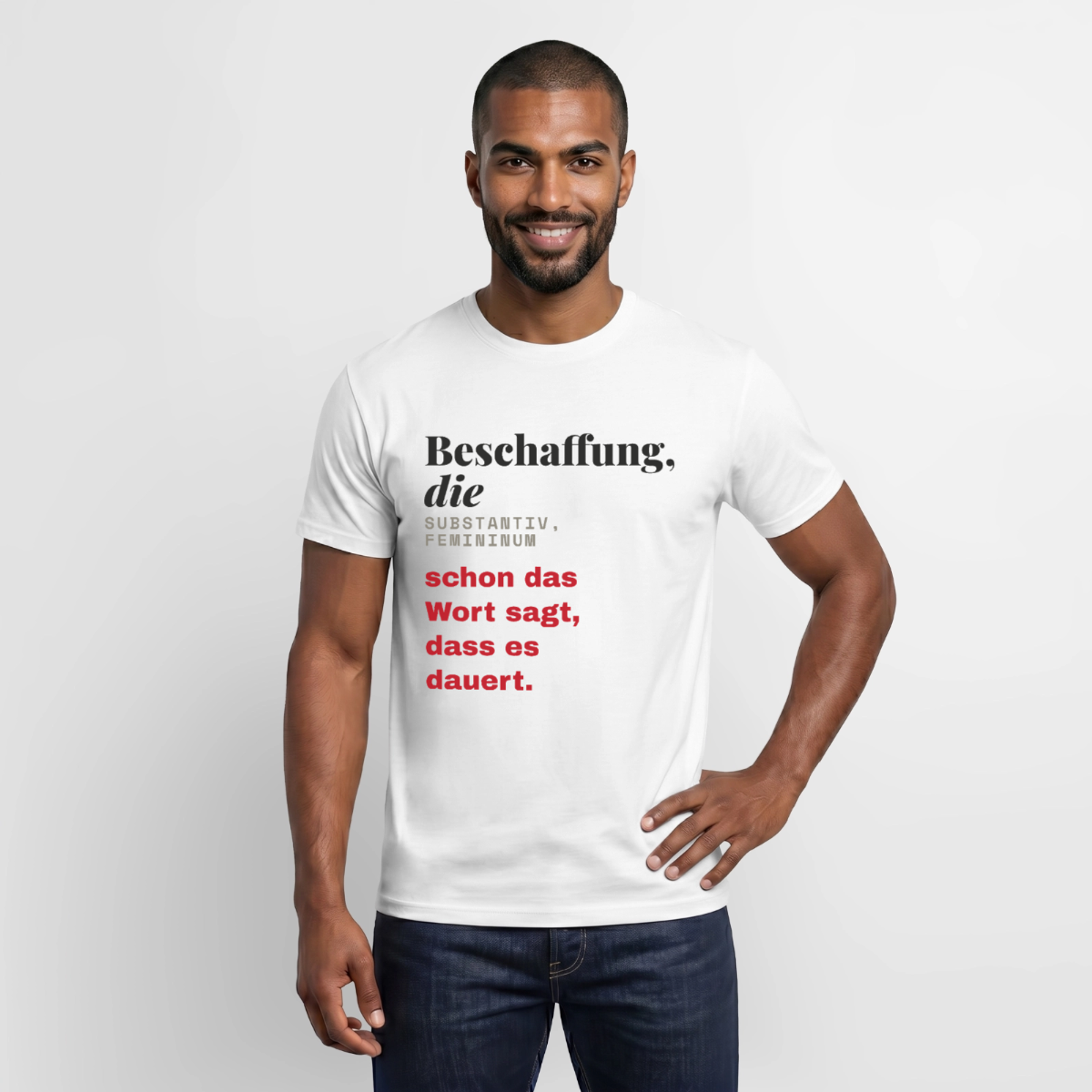 "Beschaffung, die: schon das Wort sagt, dass es dauert." Motiv-T-Shirt für Männer, Farbe Weiß