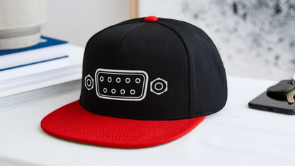 DB-9 RS-232 Retro Snapback Cap - Schwarz/Rot