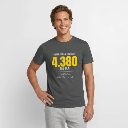 "Gemeinsam durch 4.380 Tassen" Motiv-T-Shirt für Männer, Farbe Anthrazit