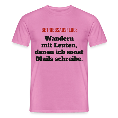 "Betriebsausflug: Wandern mit Leuten, denen ich sonst Mails schreibe." Motiv-T-Shirt für Männer, Farbe Pink