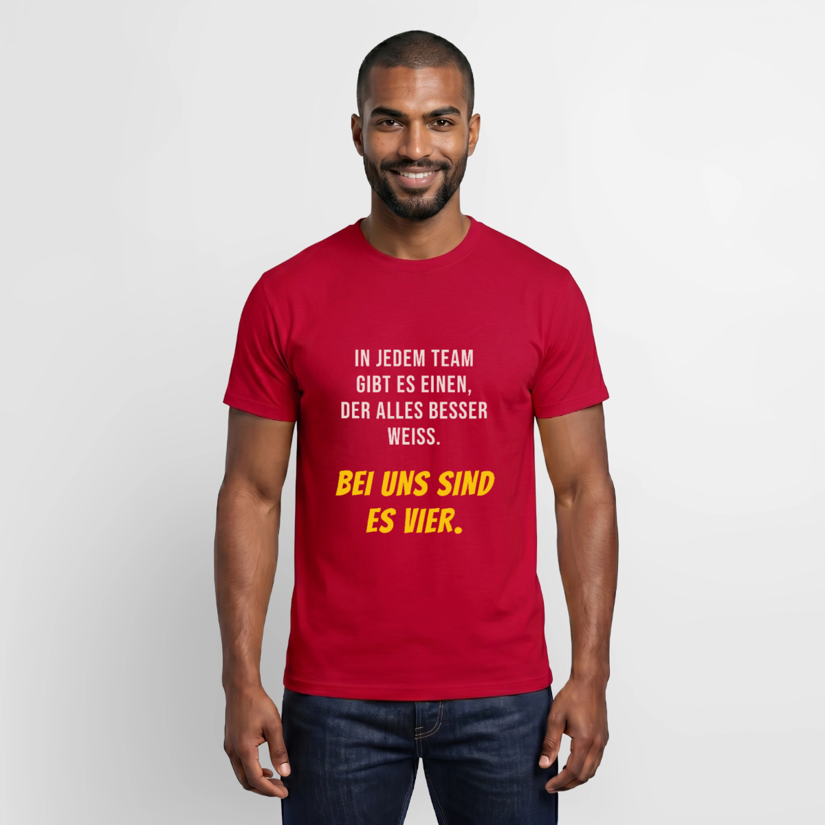 "In jedem Team gibt es einen, der alles besser weiß. Bei uns sind es vier." Motiv-T-Shirt für Männer, Farbe Rot