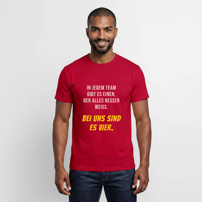 "In jedem Team gibt es einen, der alles besser weiß. Bei uns sind es vier." Motiv-T-Shirt für Männer, Farbe Rot