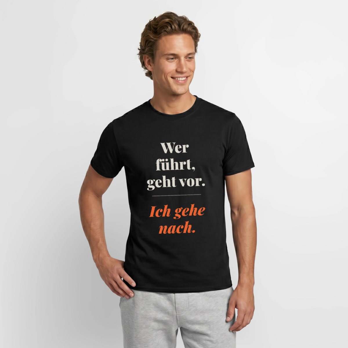"Wer führt, geht vor. Ich gehe nach." Motiv-T-Shirt für Männer, Farbe Schwarz, Model