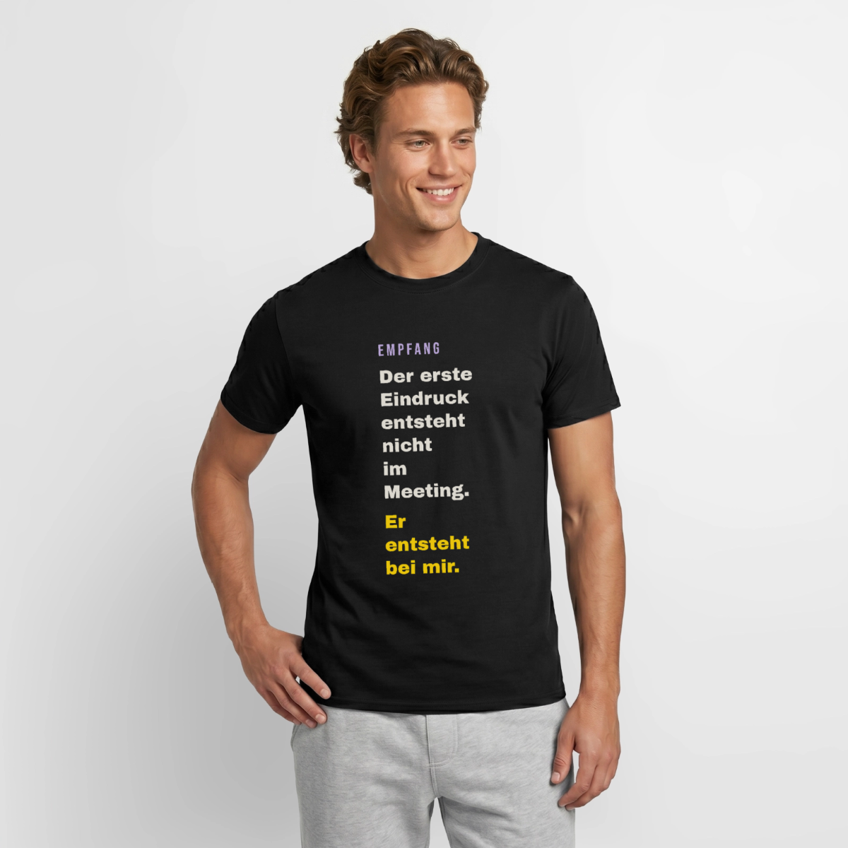 "Der erste Eindruck entsteht nicht im Meeting. Er entsteht bei mir." Motiv-T-Shirt für Männer, Farbe Schwarz, Model