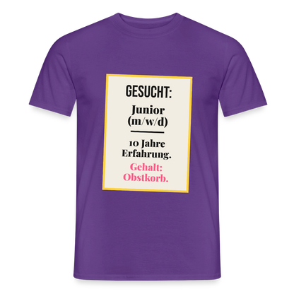 Gesucht: Junior. 10 Jahre Erfahrung. Gehalt: Obstkorb. Motiv-T-Shirt für Männer, Farbe Lila