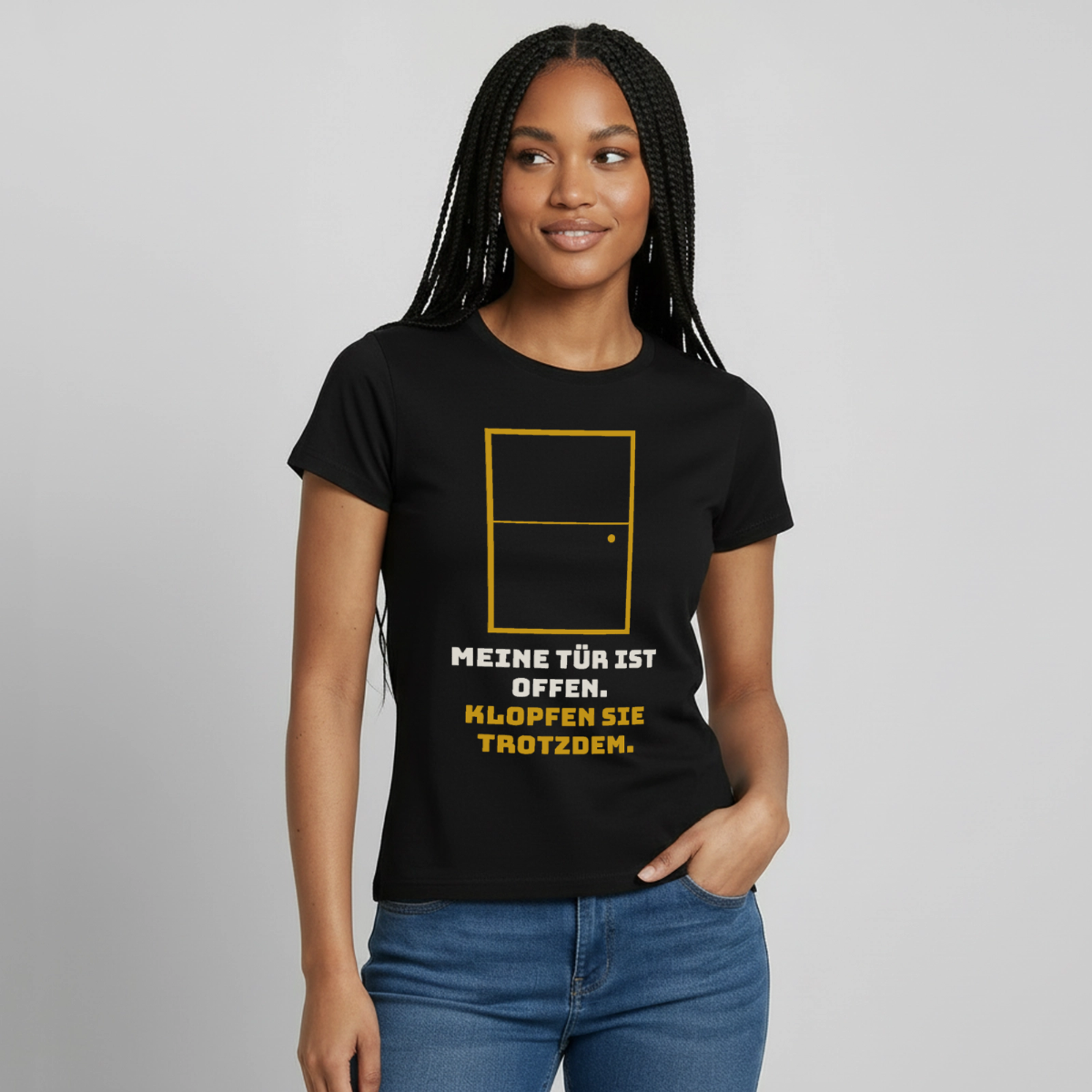 "Meine Tür ist offen. Klopfen Sie trotzdem." Motiv-T-Shirt für Frauen, Farbe Schwarz, Model