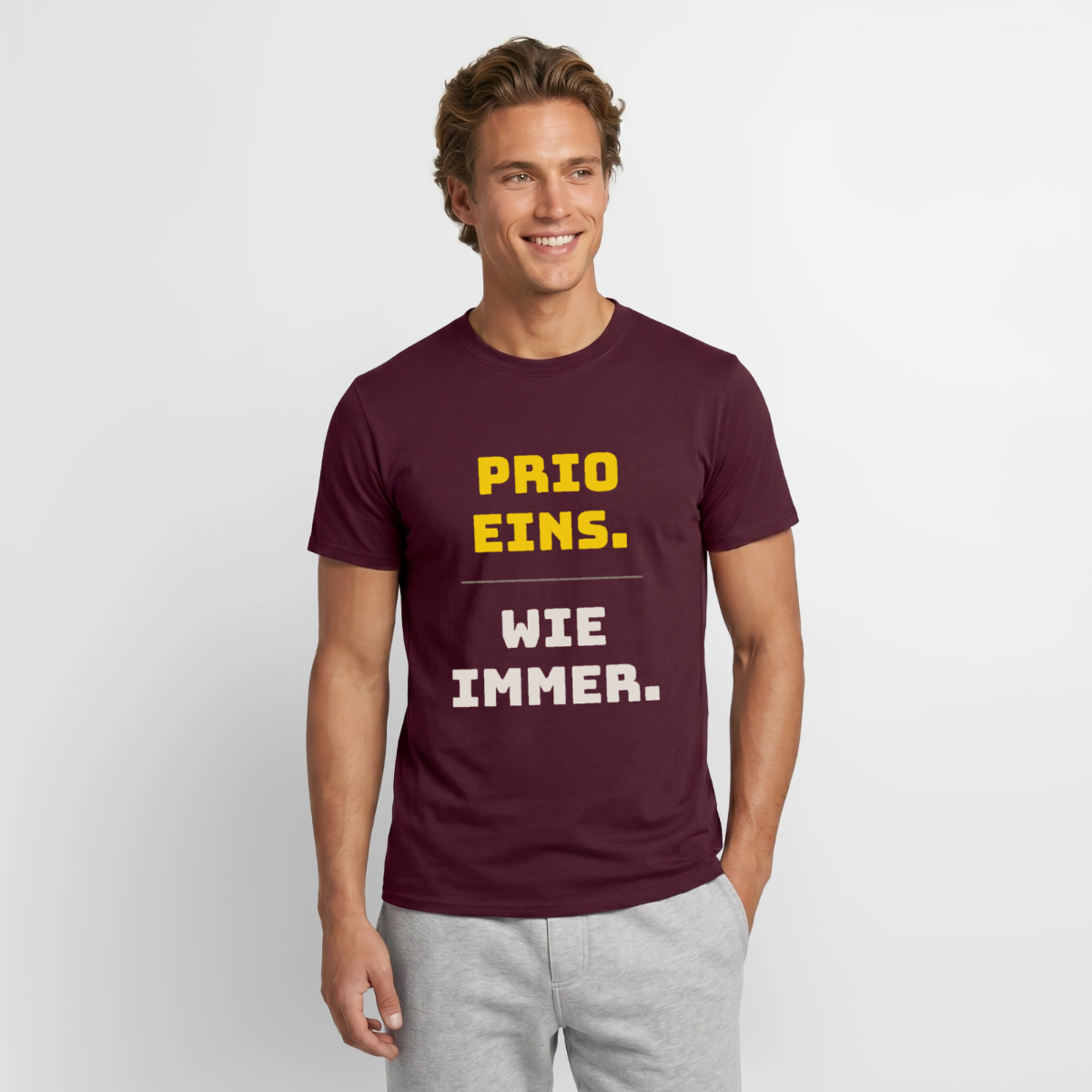 "Prio eins. Wie immer." Motiv-T-Shirt für Männer, Farbe Ziegelrot