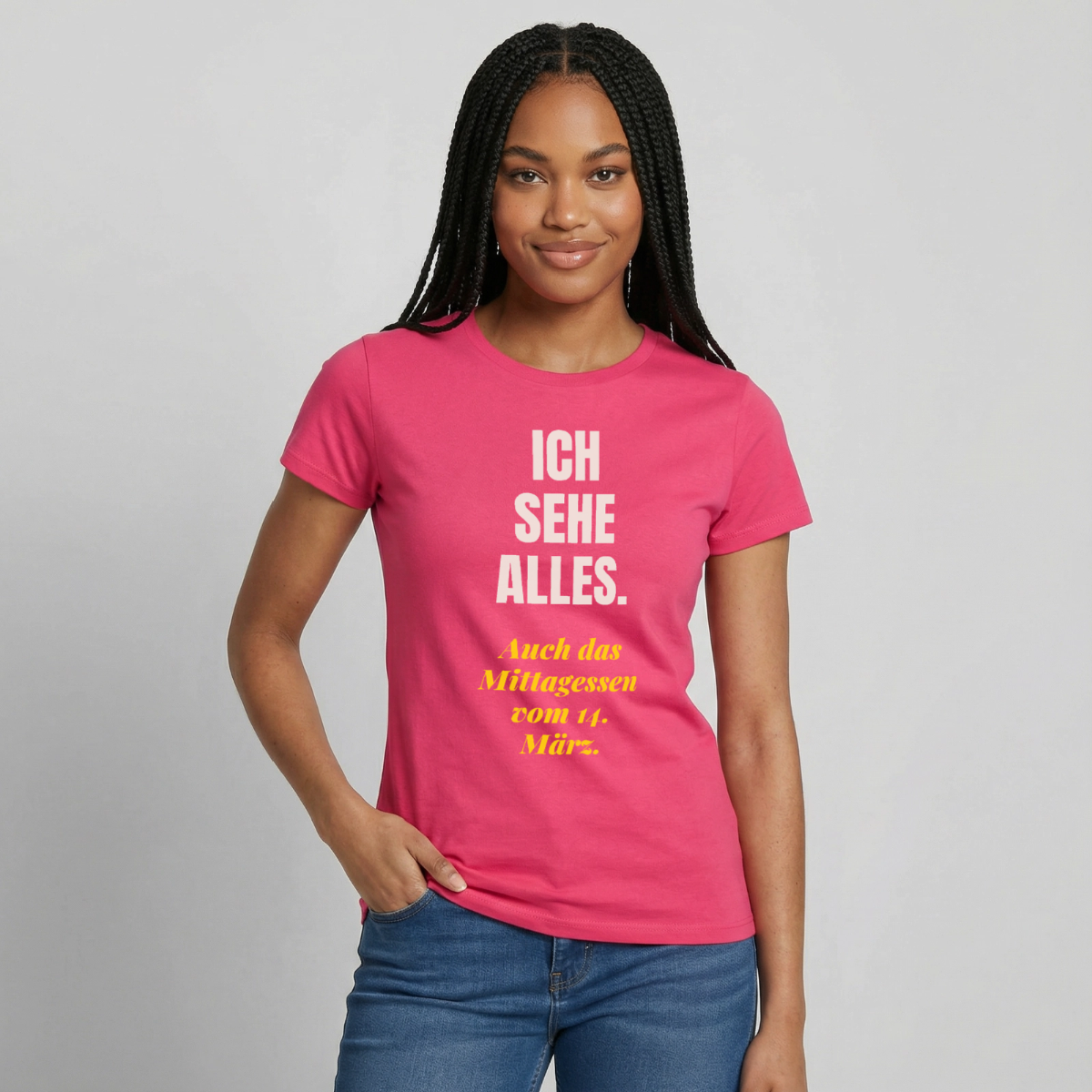 "Ich sehe alles. Auch das Mittagessen vom 14. März." Motiv-T-Shirt für Frauen, Farbe Azalea