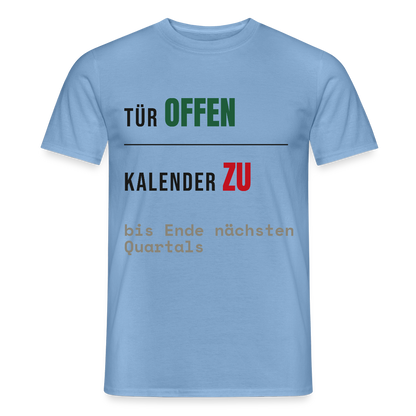 Tür offen. Kalender zu. Motiv-T-Shirt für Männer, Farbe Carolina Blue