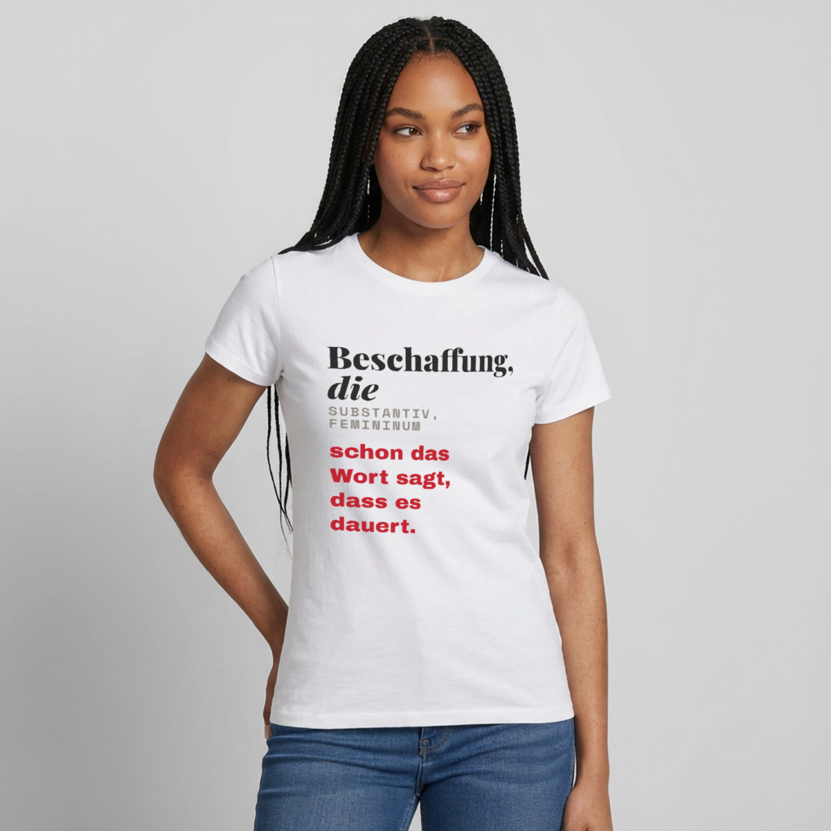 "Beschaffung, die: schon das Wort sagt, dass es dauert." Motiv-T-Shirt für Frauen, Farbe Weiß