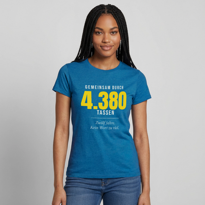 "Gemeinsam durch 4.380 Tassen" Motiv-T-Shirt für Frauen, Farbe Antikblaues Saphir meliert