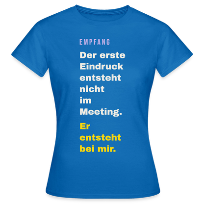 Der erste Eindruck entsteht nicht im Meeting. Er entsteht bei mir. Motiv-T-Shirt für Frauen, Farbe Royalblau
