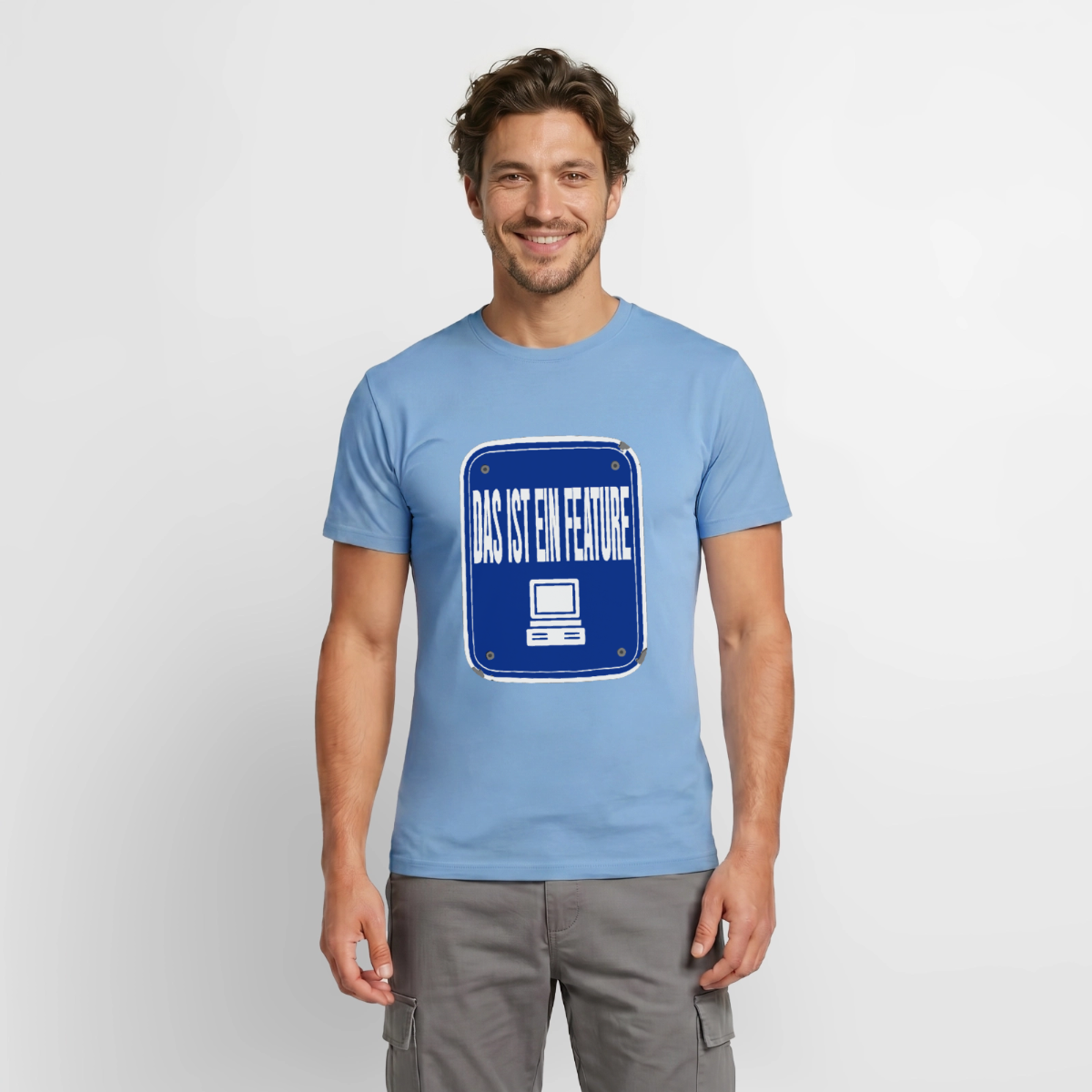 Das ist ein Feature. Emailschild-Motiv Motiv-T-Shirt für Männer, Farbe Carolina Blue, Model
