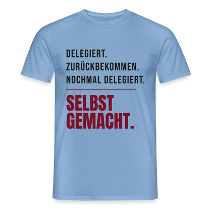 Delegiert. Zurückbekommen. Nochmal delegiert. Selbst gemacht. Motiv-T-Shirt für Männer, Farbe Carolina Blue