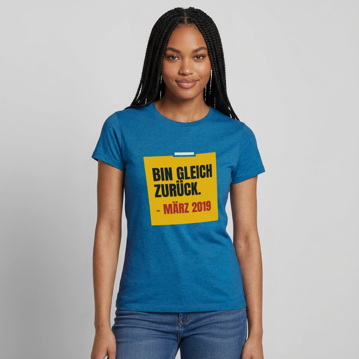 "Bin gleich zurück. März 2019" Motiv-T-Shirt für Frauen, Farbe Antikblaues Saphir meliert
