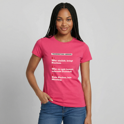 "Teammeeting-Ordnung: wer einlädt, bringt Kuchen." Motiv-T-Shirt für Frauen, Farbe Azalea