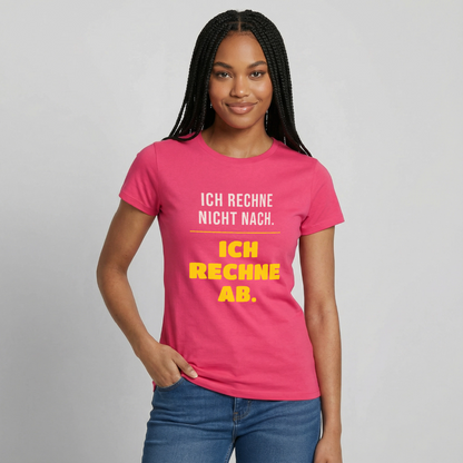 "Ich rechne nicht nach. Ich rechne ab." Motiv-T-Shirt für Frauen, Farbe Azalea
