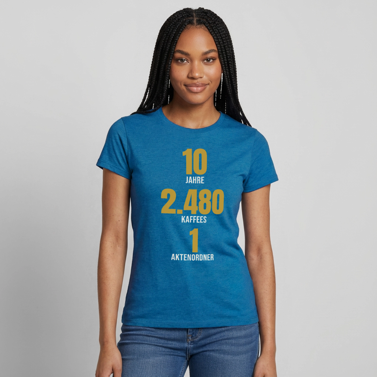 "10 Jahre, 2.480 Kaffees, 1 Aktenordner" Motiv-T-Shirt für Frauen, Farbe Antikblaues Saphir meliert