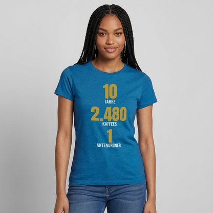 "10 Jahre, 2.480 Kaffees, 1 Aktenordner" Motiv-T-Shirt für Frauen, Farbe Antikblaues Saphir meliert