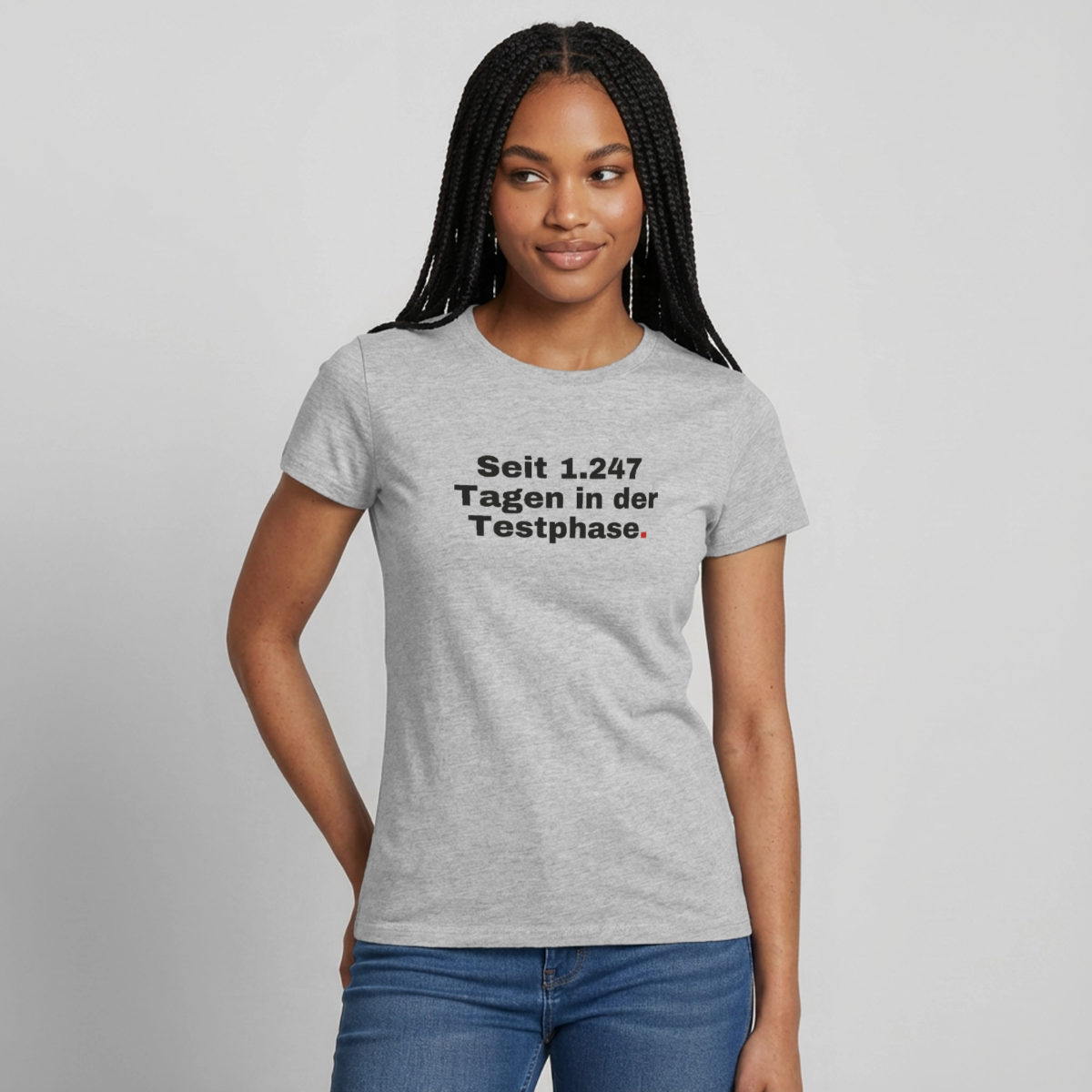 Seit 1.247 Tagen in der Testphase. Motiv-T-Shirt für Frauen, Farbe Grau meliert, Model