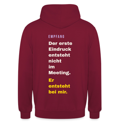 Der erste Eindruck entsteht nicht im Meeting. Er entsteht bei mir. Motiv-Hoodie unisex, Farbe Bordeaux