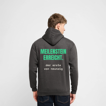 "Meilenstein erreicht. Der erste von neunzig." Motiv-Hoodie unisex, Farbe Anthrazit, Model