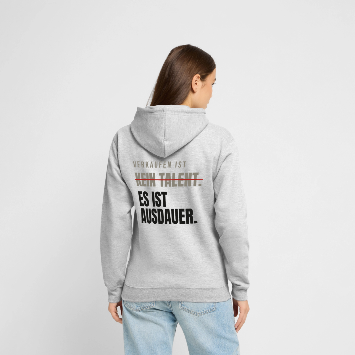 Verkaufen ist kein Talent. Es ist Ausdauer. Motiv-Hoodie unisex, Farbe Hellgrau meliert, Model