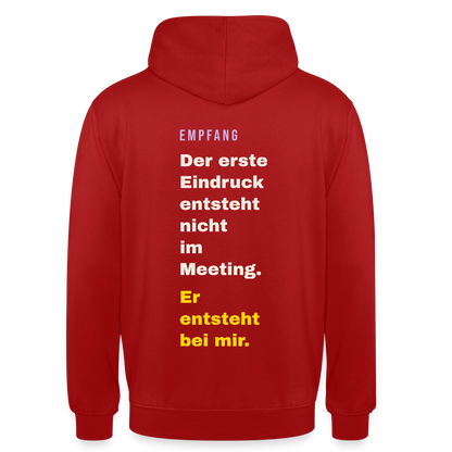 Der erste Eindruck entsteht nicht im Meeting. Er entsteht bei mir. Motiv-Hoodie unisex, Farbe Rot