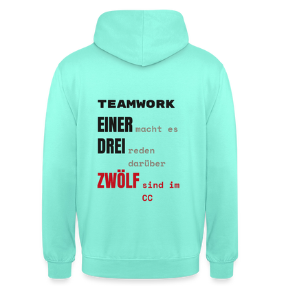 "Teamwork: einer macht es, drei reden darüber, zwölf sind im CC" Motiv-Hoodie unisex, Farbe Mint