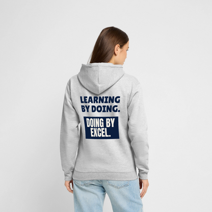 "Learning by doing. Doing by Excel." Motiv-Hoodie unisex, Farbe Hellgrau meliert, Model