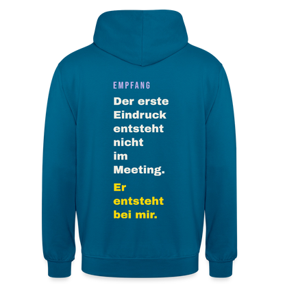 Der erste Eindruck entsteht nicht im Meeting. Er entsteht bei mir. Motiv-Hoodie unisex, Farbe Tiefseeblau