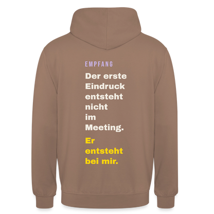 Der erste Eindruck entsteht nicht im Meeting. Er entsteht bei mir. Motiv-Hoodie unisex, Farbe Mokka