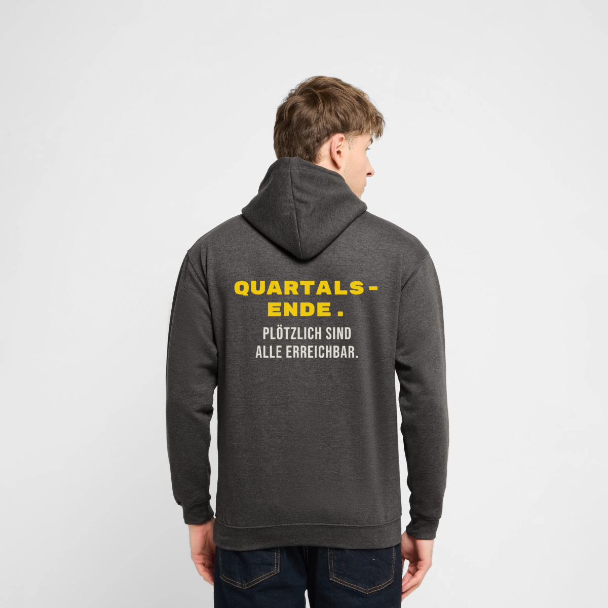 "Quartalsende. Plötzlich sind alle erreichbar." Motiv-Hoodie unisex, Farbe Anthrazit, Model