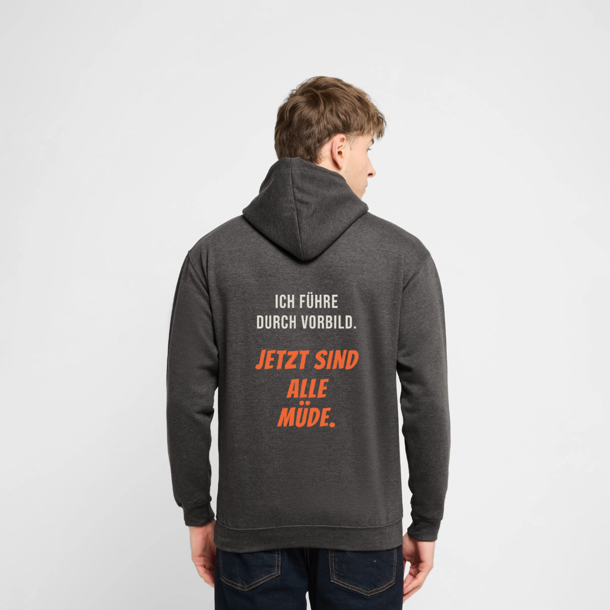 "Ich führe durch Vorbild. Jetzt sind alle müde." Motiv-Hoodie unisex, Farbe Anthrazit, Model