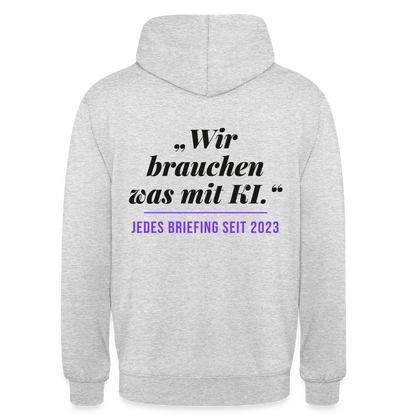 Wir brauchen was mit KI. Jedes Briefing seit 2023. Motiv-Hoodie unisex, Farbe Hellgrau meliert