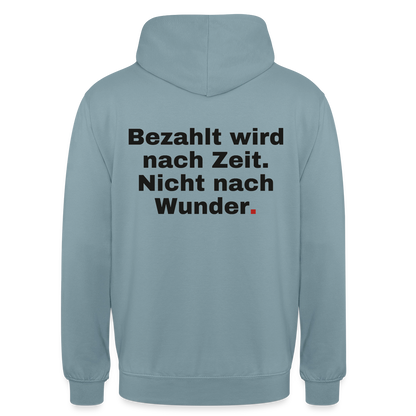 "Bezahlt wird nach Zeit. Nicht nach Wunder." Motiv-Hoodie unisex, Farbe Nebelblau