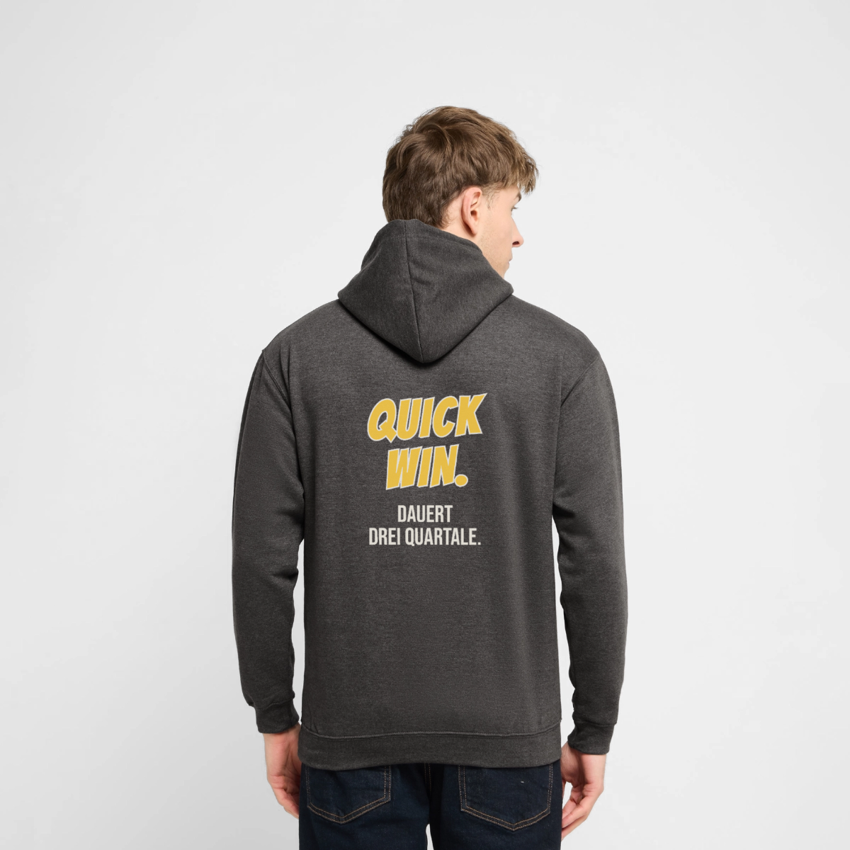 "Quick Win. Dauert drei Quartale." Motiv-Hoodie unisex, Farbe Anthrazit, Model