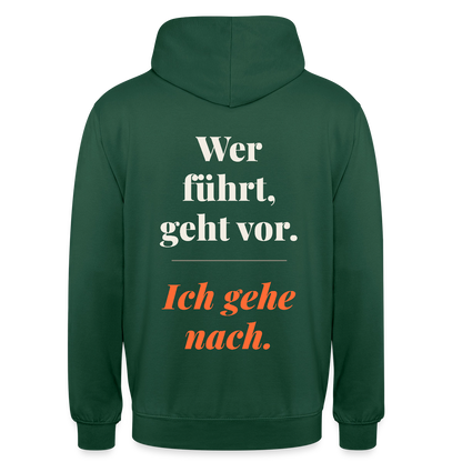 Wer führt, geht vor. Ich gehe nach. Motiv-Hoodie unisex, Farbe Flaschengrün
